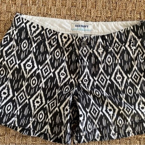 Old Navy Womens Ikat Black White Print Cotton Shorts Size 4 - Picture 5 of 8